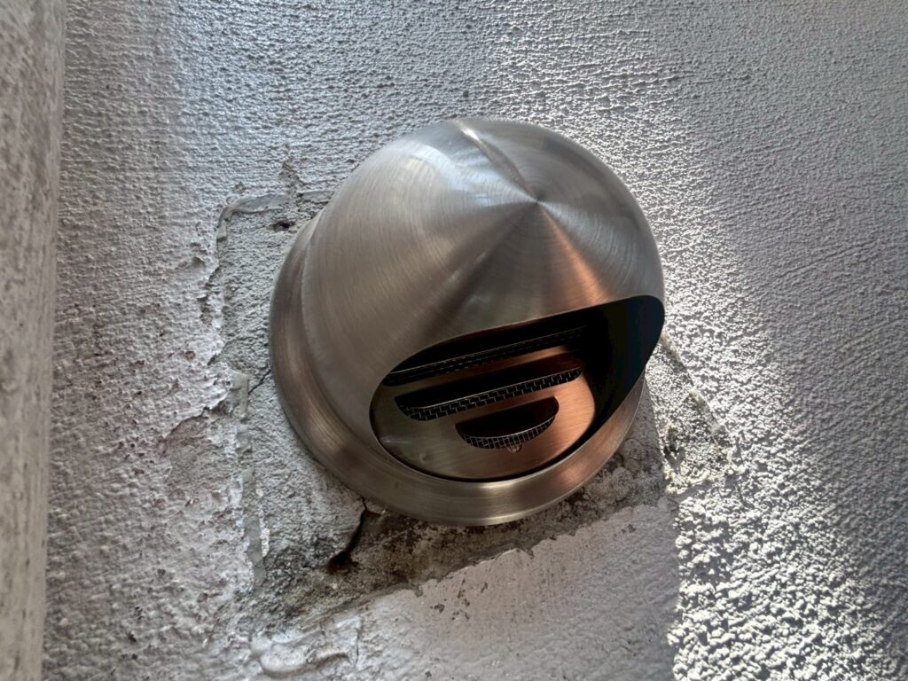 雨漏り原因部ダクト穴修繕 施工前